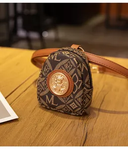 Mini monedero vintage con estampado de monograma floral y emblema dorado