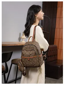 Mochila vintage marrón con monograma e impresión ML 1987 y monedero redondo a juego