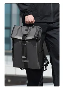 Détail du sac à dos d'affaires à fermeture roulée avec boucle et bande réfléchissante