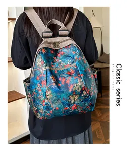 Λεπτομέρεια αδιάβροχου σακιδίου με vintage floral μοτίβο και ρυθμιζόμενους ιμάντες