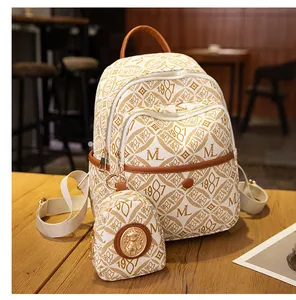 Detalle de mochila vintage y monedero a juego sobre una mesa de madera rústica