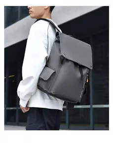 Vue latérale du sac à dos business gris foncé imperméable porté par un mannequin