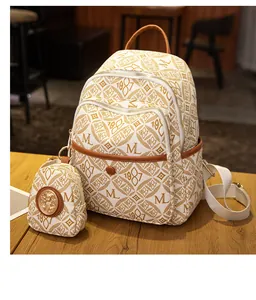 Detalle de mochila vintage estampada con monedero a juego sobre una mesa de madera