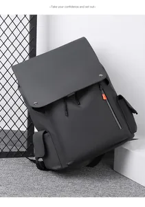 Sac à dos gris imperméable avec rabat et détail de fermeture éclair orange vif