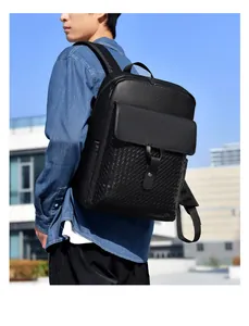 Détail d'un sac à dos en cuir noir avec motif tissé en damier et boucle sur la poche avant
