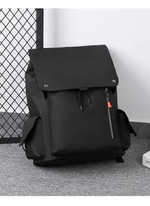 Détails du sac à dos noir avec boucles métalliques et accents de fermeture éclair orange