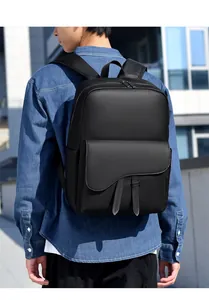 Vue extérieure d'un sac à dos en cuir noir pour homme avec poche avant en forme de selle