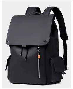 Détail du sac à dos étanche avec bretelles ergonomiques et fermeture éclair orange