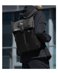 Gros plan des boucles noir mat et de la texture du tissu imperméable du sac à dos roll-top