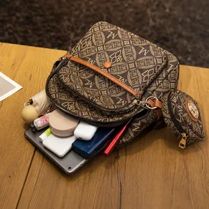 Sac à dos vintage marron foncé montrant la capacité pour iPad, parapluie et cosmétiques