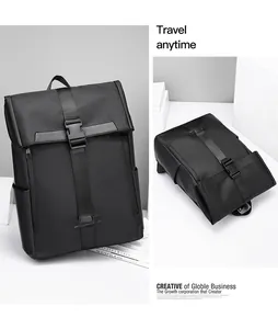 Détail du sac à dos business noir étanche avec fermeture à enroulement et boucle