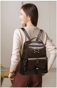 Détails du sac à dos moto vintage en cuir ciré marron avec logo Balina gravé