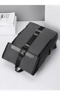 Vue détaillée du tissu gris foncé et de la surface enduite mate du sac à dos urbain