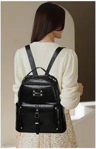 Vue détaillée du sac à dos vintage en cuir ciré avec rivets et logo Balina doré