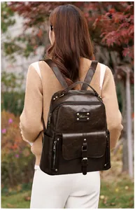 Photo en extérieur du sac à dos vintage en cuir marron foncé avec rivets et plaque Balina