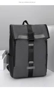 Détail du sac à dos à fermeture enroulée avec sangle robuste et tissu gris texturé