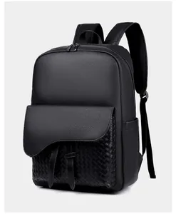 Gros plan sur la texture du cuir tressé et le fini grainé sur le sac à dos noir