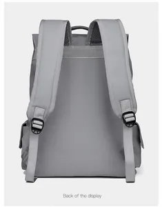Vue détaillée du sac à dos gris avec bretelles rembourrées en S et mesh respirant au dos