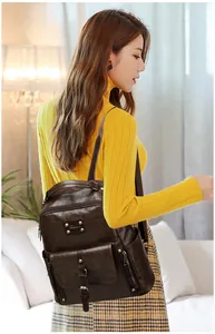 Détail du sac à dos vintage en cuir ciré marron avec logo Balina en métal et rivets