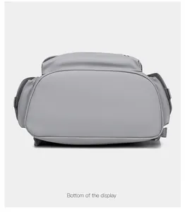 Vue détaillée du sac à dos gris avec fond renforcé et coutures solides pour une durabilité accrue