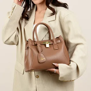 Borsa a mano in pelle martellata marrone con lucchetto dorato e doppi manici