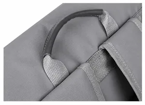 Vue détaillée de la poignée en cuir renforcé sur le sac à dos professionnel gris élégant