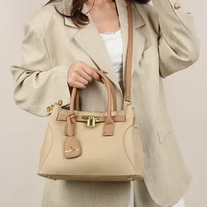 Borsa tote in pelle beige motivo litchi con manici marroni e lucchetto dorato