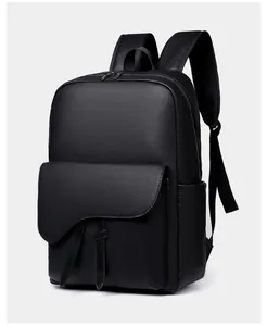 Vue détaillée du cuir grainé noir et du rabat en forme de selle sur le sac à dos