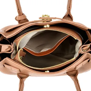 Borsa a mano in pelle martellata marrone con finiture dorate e fodera a spina di pesce