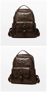 Détail d'un sac à dos vintage marron avec des rivets dorés et des zips verticaux