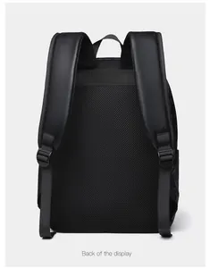 Détail du rembourrage en maille respirante et des bretelles du sac à dos en cuir noir