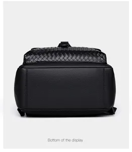 Détails du fond du sac à dos en cuir tressé montrant la texture et le mesh respirant