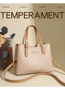 Dettaglio borsa a mano in pelle beige grana litchi con logo a canguro e tracolla