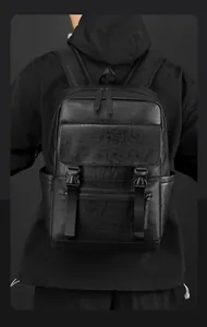 Vue détaillée du dos d'un grand sac à dos noir pour homme en cuir avec boucles noires