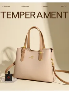 Dettaglio borsa in pelle beige chiaro con trama litchi e logo a canguro in oro