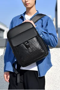Détail du sac à dos en cuir noir montrant la texture Intrecciato tissée et les finitions