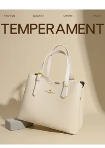 Dettaglio della borsa tote in pelle martellata bianco sporco con finiture dorate eleganti