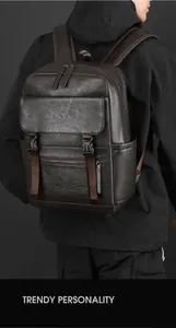 Détail d'un sac à dos en cuir marron avec texture grainée et double boucle en métal