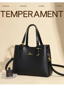 Dettaglio borsa in pelle nera con trama litchi, logo a canguro e finiture dorate