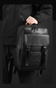 Détail du grain de cuir noir et des boucles sur ce sac à dos professionnel de qualité