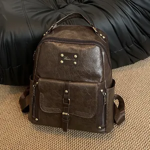 Sac à dos en cuir ciré marron foncé vintage avec rivets et logo Balina en métal