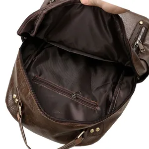 Sac à dos moto en cuir marron rétro avec détails de rivets et poche zippée intérieure
