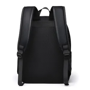 Vue arrière d'un sac à dos d'affaires en cuir noir avec bretelles ergonomiques en filet