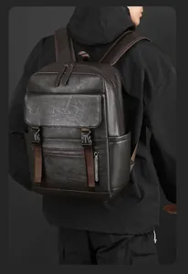 Gros plan sur le sac à dos en cuir marron foncé montrant texture et boucle de fixation