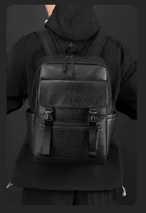 Vue détaillée du sac à dos en cuir grainé noir avec rabat et fermetures à boucles