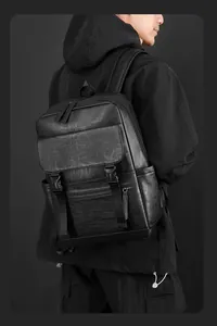 Détail du sac à dos professionnel en cuir avec boucle et poche latérale sur un mannequin