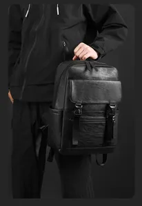 Détail du sac à dos d'affaires en cuir noir avec boucle et texture imperméable haut de gamme