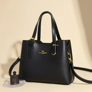 Elegante borsa da donna in pelle martellata nera con logo a canguro dorato e tracolla