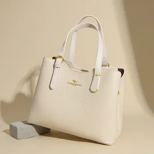 Elegante borsa tote in pelle crema con texture martellata e logo a canguro dorato