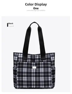 Vue détaillée du grand sac cabas à carreaux avec poche avant et poignées noires